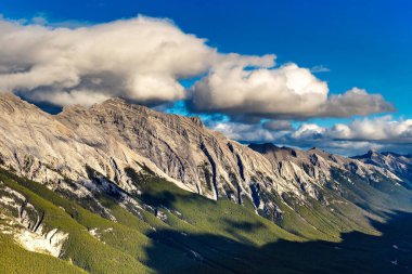 Banff Ulusal Parkı 'ndaki Bow Valley' in panoramik hava manzarası, Kanada Kayalıkları