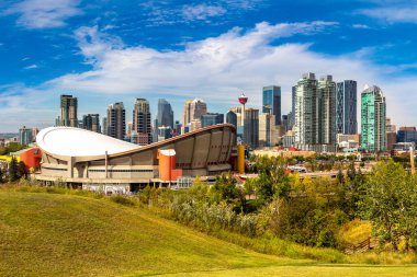 Calgary 'nin güneşli bir günde panoramik manzarası, Kanada