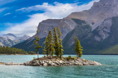 Banff Ulusal Parkı, Kanada 'da Minnewanka Gölü' nde küçük bir ada