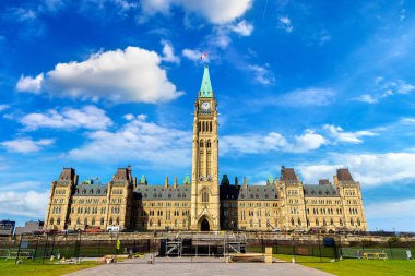 Kanada Parlamentosu 'nun Ottawa' daki Parlamento tepesinde güneşli bir günde, Kanada