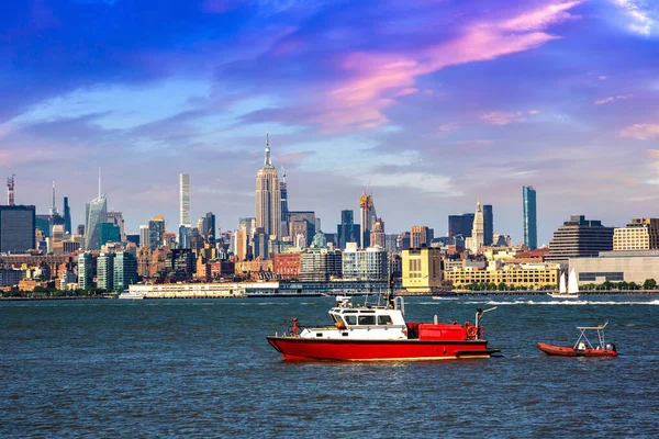 Jersey City Fire Department Båt Hudson River Mot Manhattan Stadsbild — Stockfoto