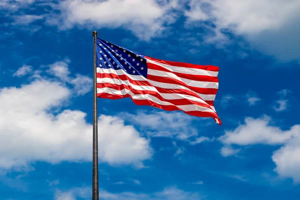 Usa Flagga Vinka Mot Himlen Med Vackra Moln — Stockfoto
