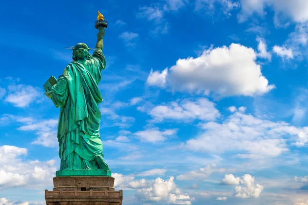 Statua Wolności Przeciwko Błękitnemu Niebu Pięknym Tle Chmury Nowym Jorku — Zdjęcie stockowe