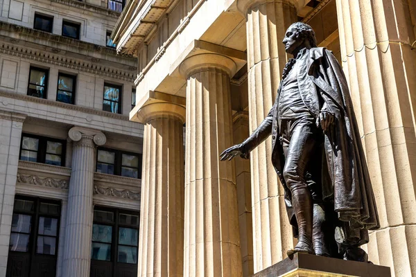 米国ニューヨーク市マンハッタンのウォール街にある連邦ホールとワシントン像 — ストック写真