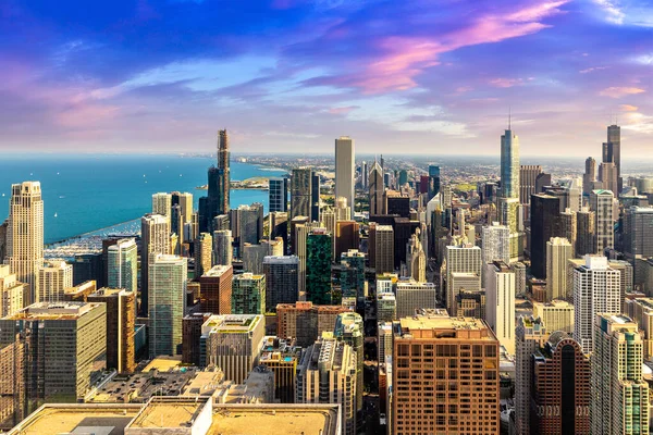 美国伊利诺伊州日落时芝加哥和密歇根湖的全景空中城市景观 — 图库照片