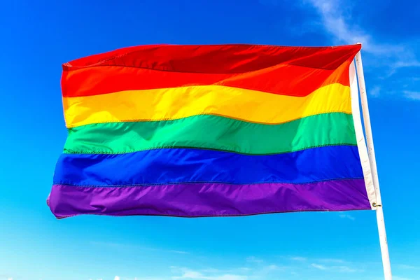 Rainbow Lgbt Bandera Gay Ondeando Contra Cielo Azul — Foto de Stock