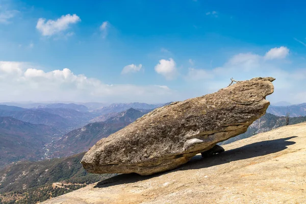Hængende Rock Sequoia National Park Californien Usa - Stock-foto