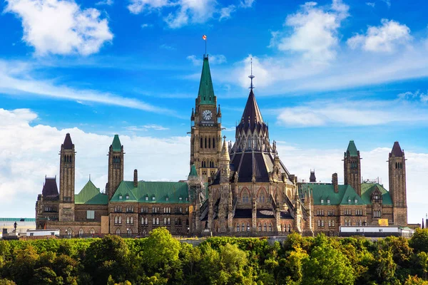 Kanada Parlamentosu Ottawa 'da güneşli bir günde, Kanada