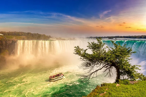 Niagara Şelaleleri, At nalı Şelaleleri ve Niagara Şelaleleri, Ontario, Kanada 'da gün batımında tekne turları.