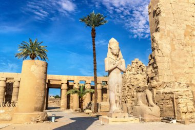 Karnak Tapınağı güneşli bir günde, Luxor, Mısır