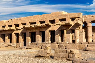 Karnak Tapınağı güneşli bir günde, Luxor, Mısır