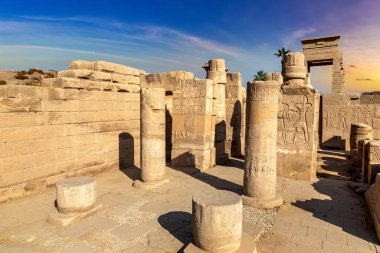 Karnak Tapınağı güneşli bir günde, Luxor, Mısır