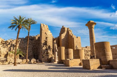 Karnak Tapınağı güneşli bir günde, Luxor, Mısır