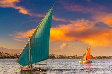 Nil 'de bir yaz akşamı gün batımında yelkenli.
