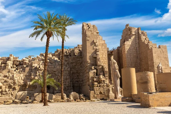 Karnak Tapınağı güneşli bir günde, Luxor, Mısır
