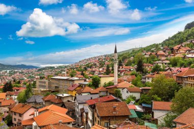 Panoramik hava görünümünde Saraybosna bir güzel yaz günü, Bosna-Hersek