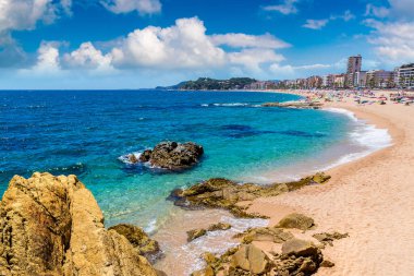 Plajlar Lloret de Mar içinde bir güzel yaz gün, Costa Brava, Katalonya, İspanya