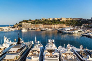 Lüks bir güzel yaz günü, Monaco Hercule Monte Carlo'da limanda