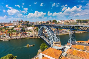 Panoramik hava görünümünde Porto Dom Luis köprünün bir güzel yaz günü, Portekiz