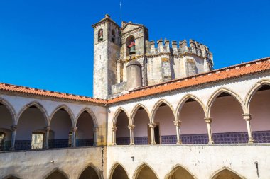 Merkezi kare iç Ortaçağ Templar kalede tomar bir güzel yaz günü, Portekiz