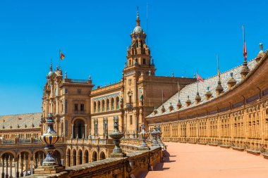 İspanyolca (Plaza de Espana) Meydanı'nda bir güzel yaz günü, İspanya Sevilla