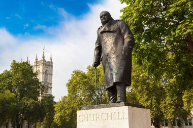 Winston Churchill 'in güzel bir yaz gününde Parlamento Meydanı' ndaki heykeli, Londra, İngiltere, İngiltere