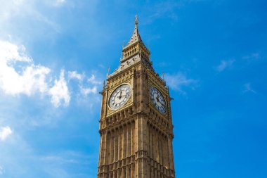 Büyük Ben saat kulesine yakın Londra 'da bulutlu gökyüzüne karşı güzel bir yaz günü, İngiltere, İngiltere