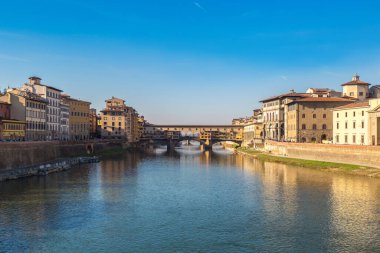 İtalya'da bir yaz gününde Floransa'da Ponte Vecchio köprüsü