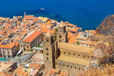 Cefalu ve Sicilya, İtalya güzel yaz günü'katedralde havadan görünümü