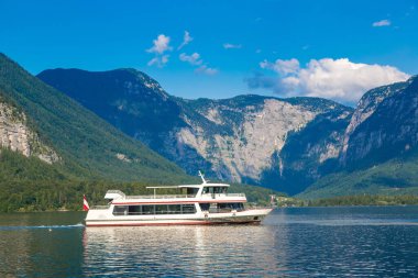 Hallstatt Gölü, Salzkammergut, Alpler, Avusturya'da bir güzel yaz günü gemi