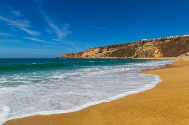 Güzel yaz günü Nazare Sahili ve sandy beach, Atlantik Okyanusu, Portekiz