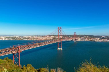 güzel yaz günü 25 Nisan Köprüsü Lizbon, Portekiz