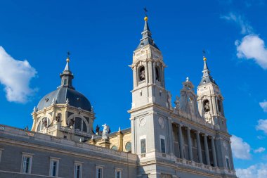 Güzel yaz gün, İspanya Madrid Almudena Katedrali