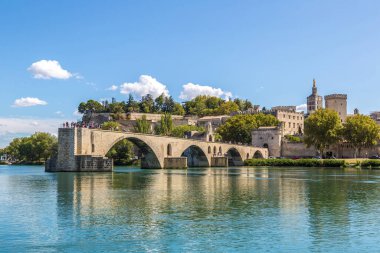 Saint Benezet Köprüsü'ne ve Papa bir güzel yaz günü, Fransa Avignon'deki Sarayı