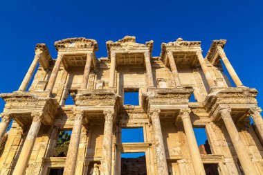 Türkiye 'nin Efes kentindeki Celsius Kütüphanesi harabeleri güzel bir yaz gününde