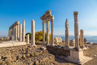 Tapınak Trajan şehirde antik Pergamon, Bergama, Türkiye'de bir güzel yaz günü