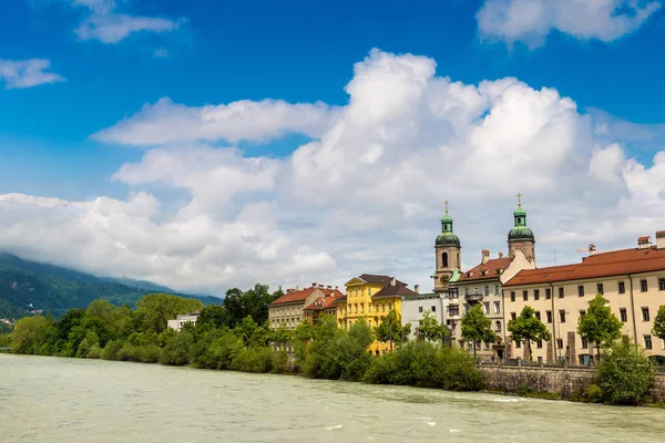 Bangunan Fasad Dan Pegunungan Alpen Belakang Innsbruck Hari Musim Panas — Stok Foto