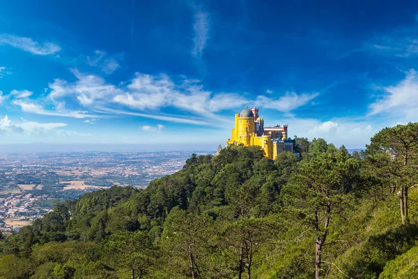 Pena Ulusal Sarayı Sintra'panoramik manzarasına güzel yaz gün, Portekiz