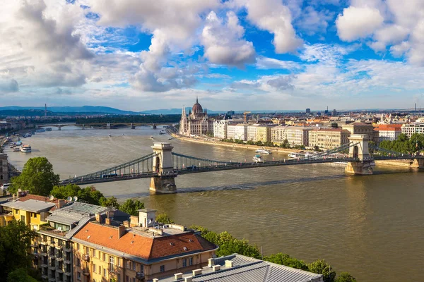 Panoramisch Uitzicht Van Budapest Donau Rivier Een Mooie Zomerdag — Stockfoto