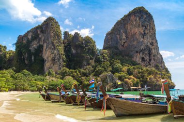 Tayland geleneksel uzun kuyruklu teknesi Krabi, Ao Nang, Tayland 'da Railay Sahili' nde.
