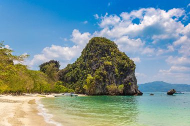 Tayland, Krabi 'deki Koh Hong adasında tropik bir sahil.
