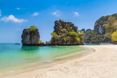 Tayland, Krabi 'deki Koh Hong adasında tropik bir sahil.