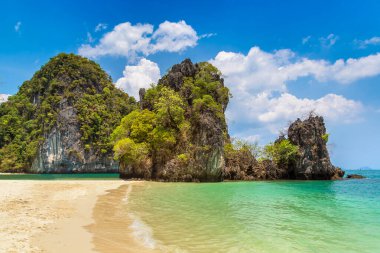 Tayland, Krabi 'deki Koh Hong adasında tropik bir sahil.