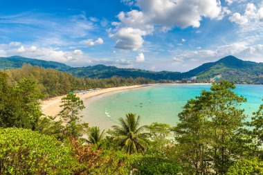 Güneşli bir günde Tayland, Phuket Adası 'ndaki Kamala plajının panoramik manzarası