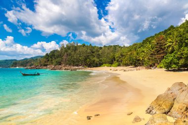 Güneşli bir günde Tayland, Phuket Adası 'nda muz plajı