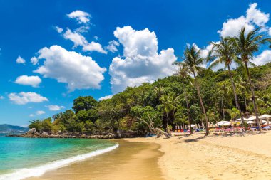 Phuket Adası 'ndaki cennet kumsalı, güneşli bir günde Tayland
