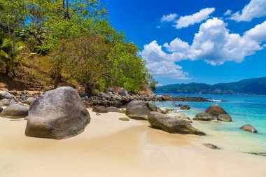 Phuket Adası 'ndaki cennet kumsalı, güneşli bir günde Tayland