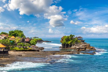 Güneşli bir günde Endonezya, Bali 'deki Tanah Lot tapınağının panoramik manzarası