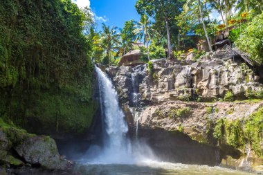 Bali, Endonezya 'da güneşli bir günde Tegenungan Şelalesi