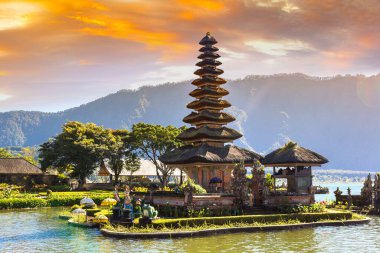 Pura Ulun Danu Beratan Bedugul Tapınağı Bali, Endonezya 'da bir gölde